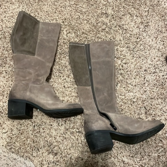 Gray suede easy spirit boots. - Picture 2 of 9